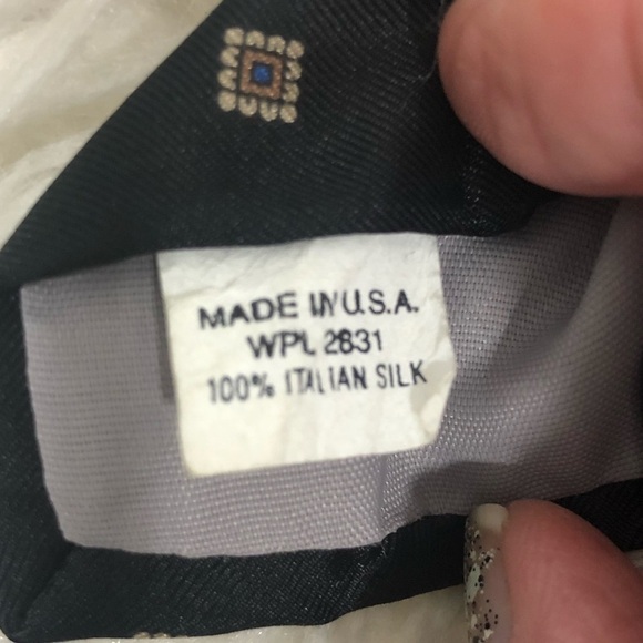 MARIO VALENTINO - 100% ITALIAN SILK NECKTIE.   BLACK WITH TAN & BLUE - B17 - Picture 4 of 4